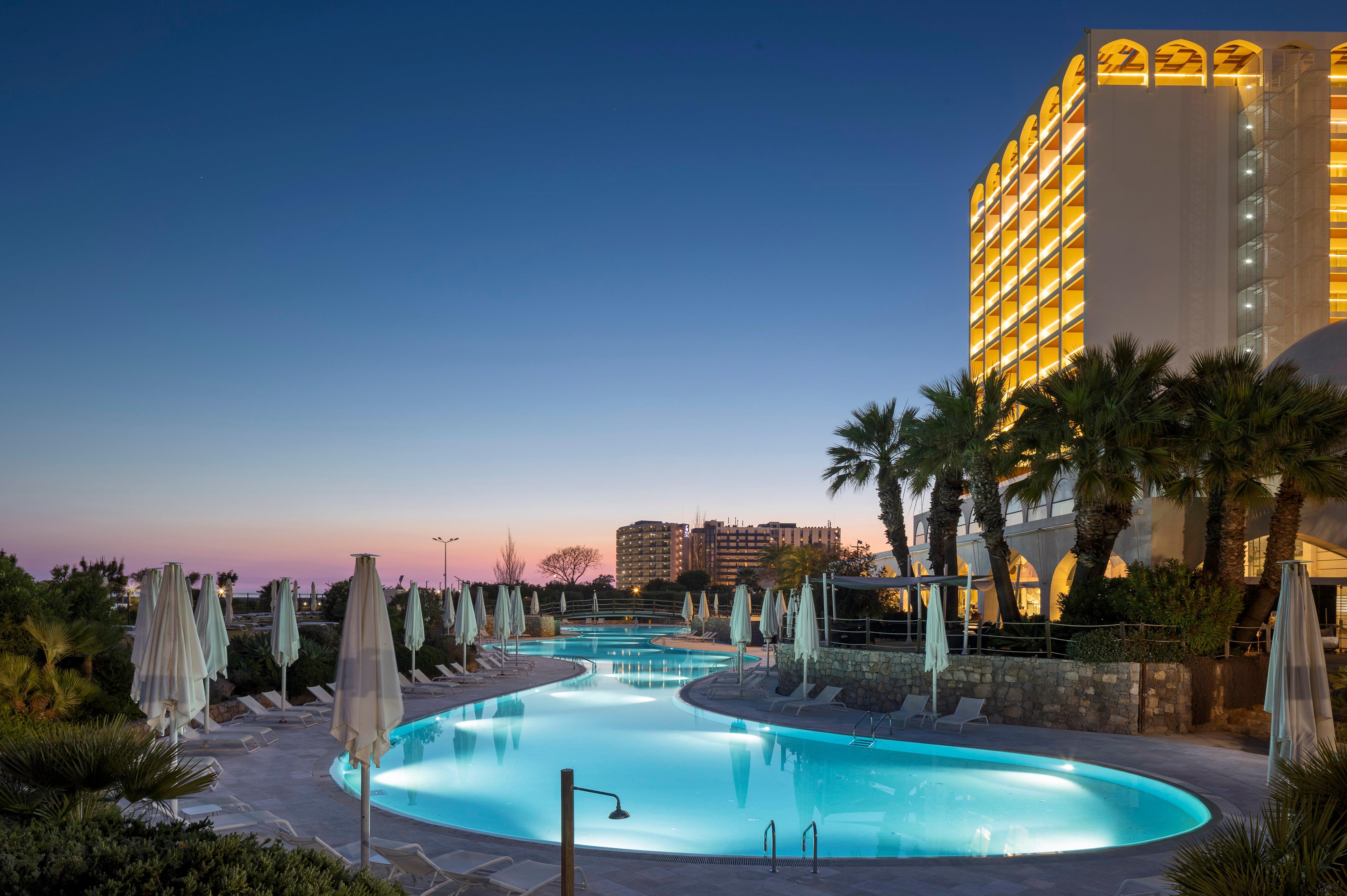 Crowne Plaza Vilamoura - Algarve By Ihg Eksteriør bilde The hotel at night
