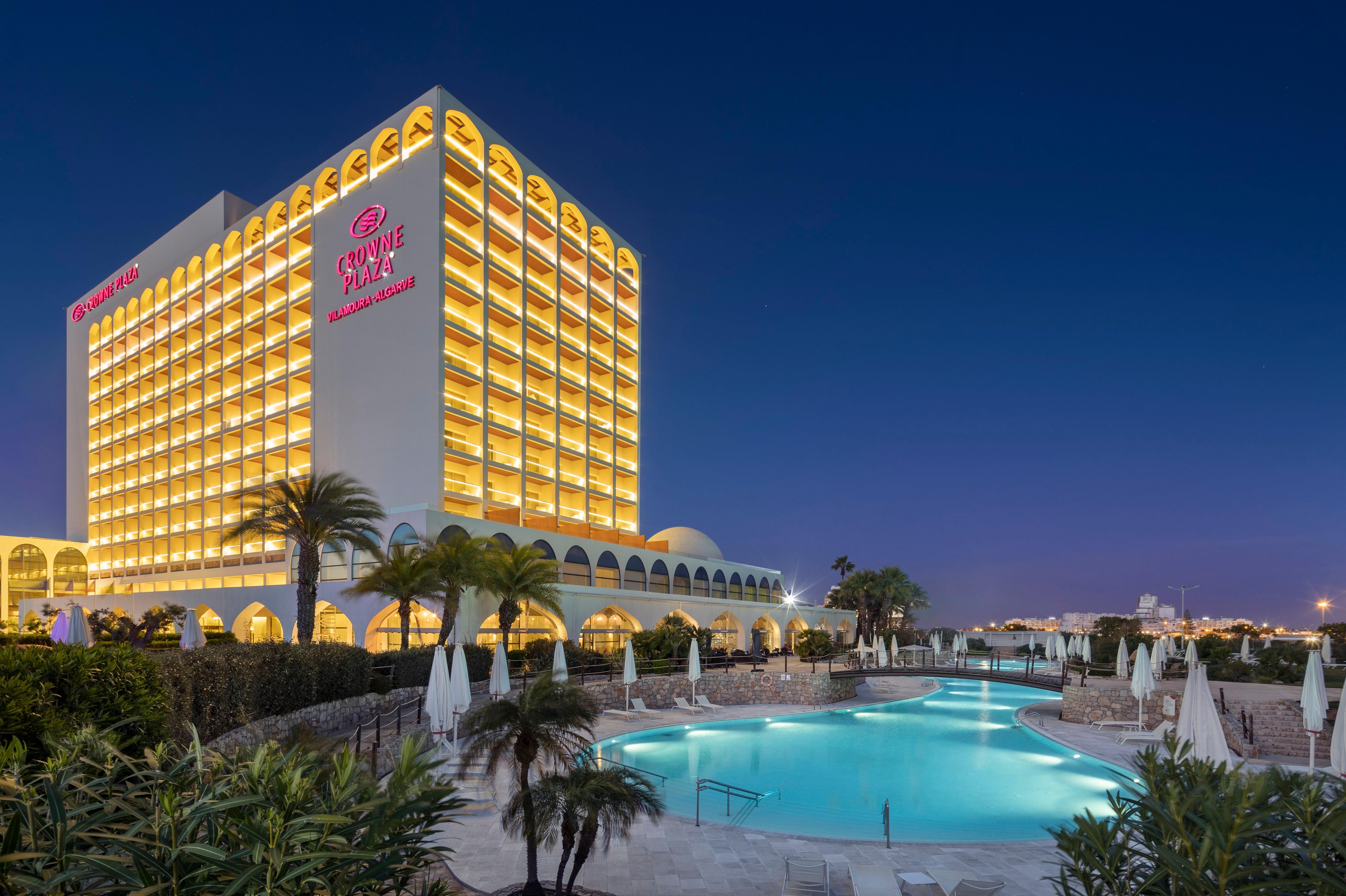 Crowne Plaza Vilamoura - Algarve By Ihg Eksteriør bilde The hotel at night