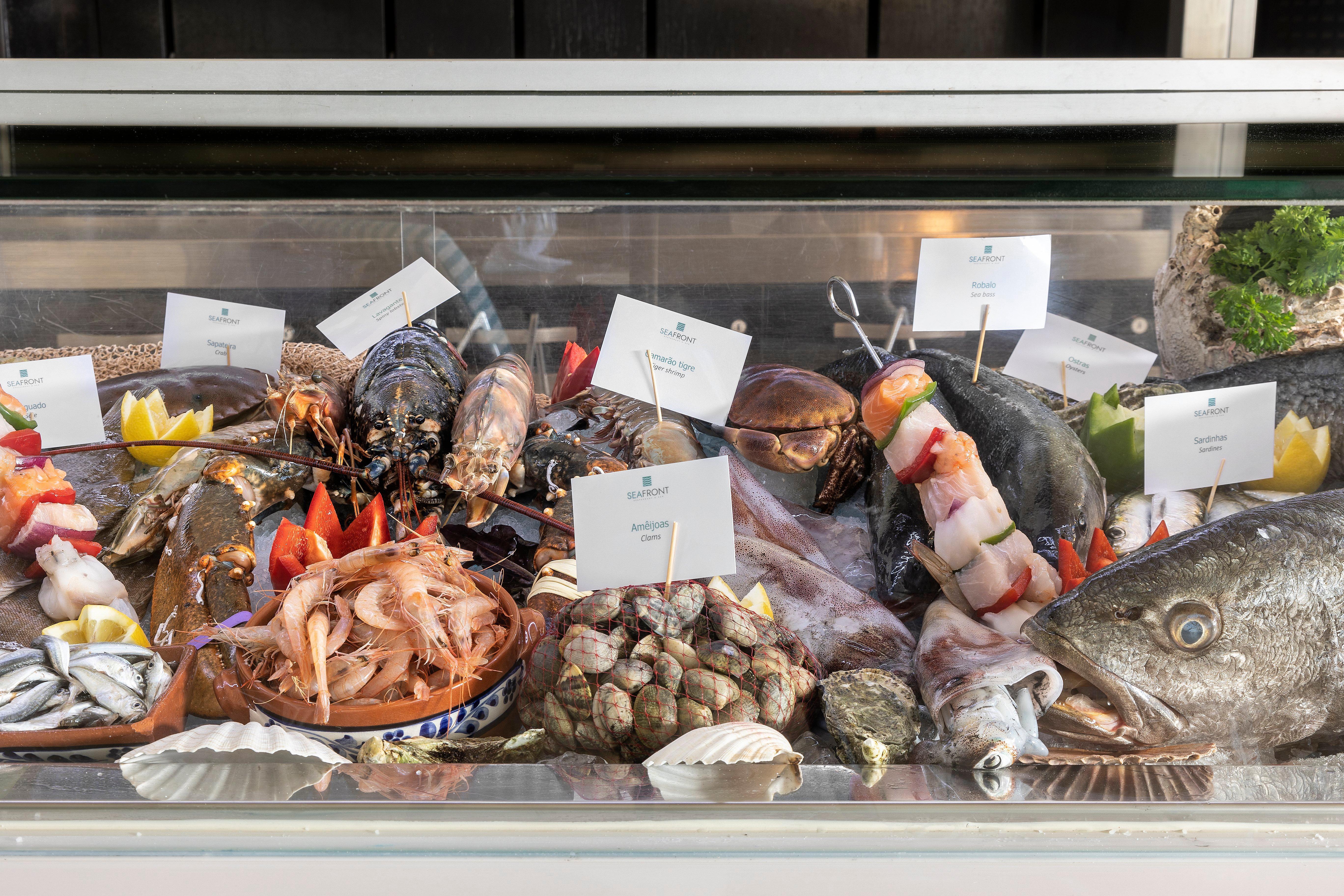 Crowne Plaza Vilamoura - Algarve By Ihg Eksteriør bilde Seafood display at a restaurant