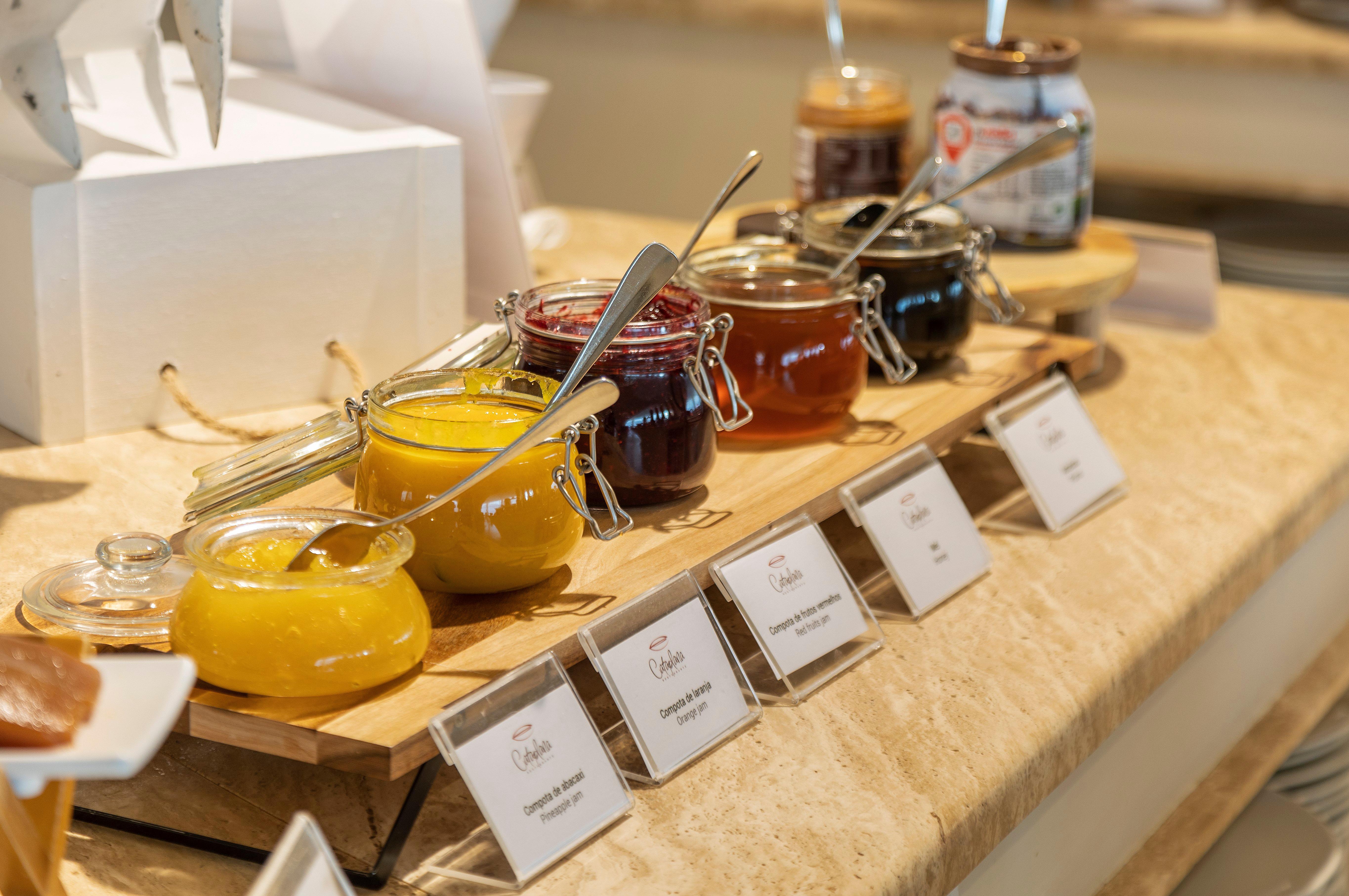 Crowne Plaza Vilamoura - Algarve By Ihg Eksteriør bilde Jams and honey at a buffet